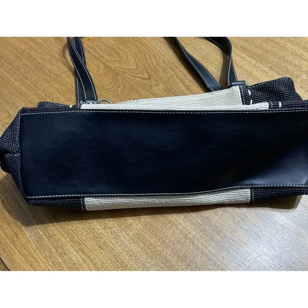 Relic Black & Ivory Woven Coated Canvas Shoulder Purse Flower Charm please read